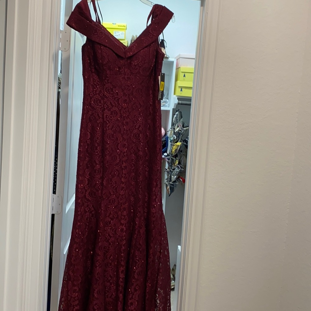 New Formal R&M Richards burgundy long lace gown size 10P